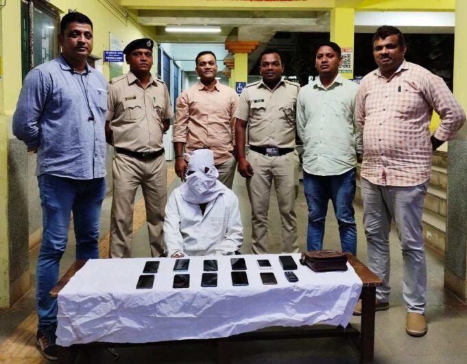 Mormugao police arrest Karnataka native with 11 stolen mobiles