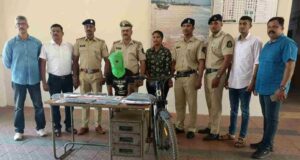 Hubali native arrested for robbery at mobile shop, accomplice absconding