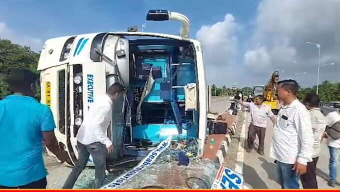 Bengalore to Panaji bus falls sideways at Agassaim; many passengers suffered simple injuries