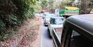 Heavy traffic jam on Chorla –Ghat road following truck breakdown