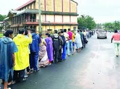 Thousands queue up since early morning braving heavy rain to buy lottery ticket in Quepem