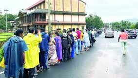 Thousands queue up since early morning braving heavy rain to buy lottery ticket in Quepem