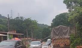 Anmod Ghat route reopens for six-wheeler transport vehicles