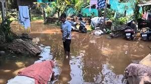 Water pipeline bursts in Bhatlem-Panaji leading to flooding of few houses