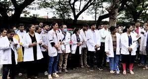 Doctors protest in large numbers at GMC, demand apology from Health Minister
