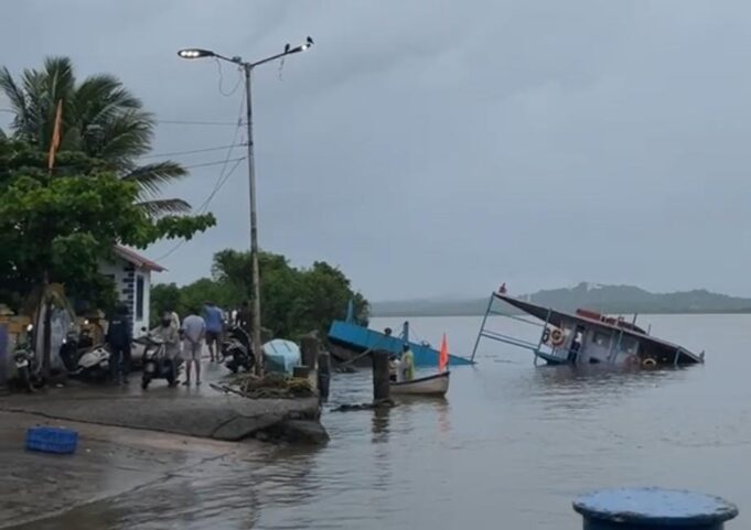 Ferry that sank at Chorao jetty yet to be refloated