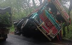 Heavy vehicle mishap paralyses Jamboti–Chorla–Goa road