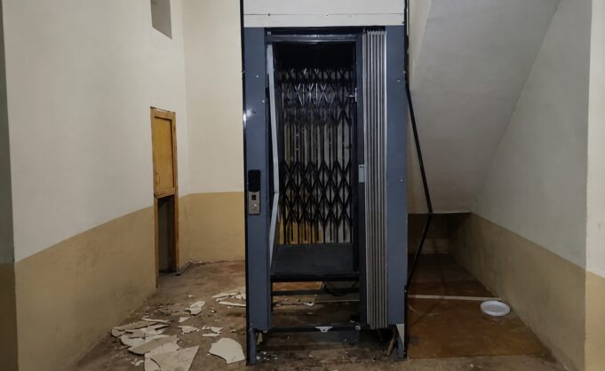 70-years-old woman died after lift crashes on her at Colva building