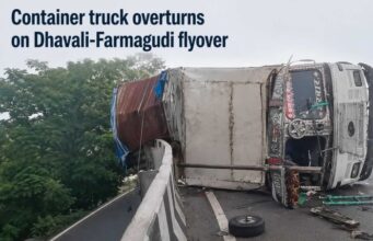 Container truck overturns on Dhavali-Farmagudi flyover, driver injured