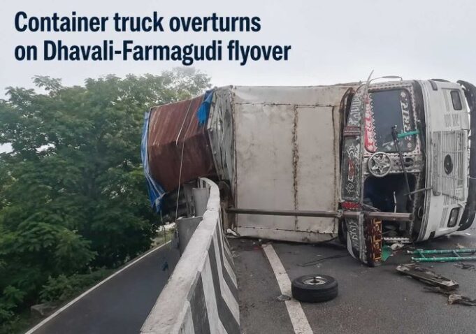 Container truck overturns on Dhavali-Farmagudi flyover, driver injured