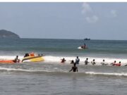 10 workers rescued after fishing canoe capsizes off Baina Beach